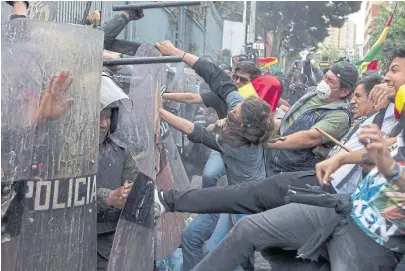  ?? Juan karita/ap ?? Manifestan­tes forcejean con la policía en La Paz durante la huelga del último jueves