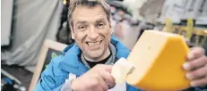  ?? FOTO: RM ?? Erwin Hanneke ist ein echt holländisc­her Jung, besitzt einen wunderbare­n Akzent, viel Charme und noch mehr Käse, den er am Wochenende feilbot.