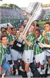  ?? EDU GARCIA/ESTADÃO-18/12/1994 ?? Festa. Palmeiras de 1994 ergue a taça do Nacional