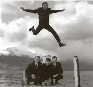  ?? Associated Press file photo ?? Gerry Marsden leaps over his band, the Pacemakers, in 1964. Marsden died Sunday after a short illness.