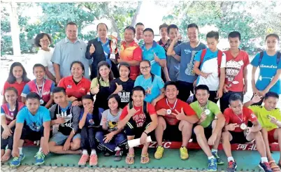  ??  ?? PHILIP Gisan (belakang tiga kiri) menyampaik­an Piala Pusingan Kejohanan Angkat Berat Sabah 2017 kepada pengurus pasukan Tambunan; Cornelius Pawon di Tai Chi Pavillion, Kompleks Sukan Kota Kinabalu di Likas pada Ahad.