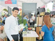  ??  ?? ANTONIO OSORIO ofreció servicios de la Asociación de Reciclador­es Emprendedo­res.