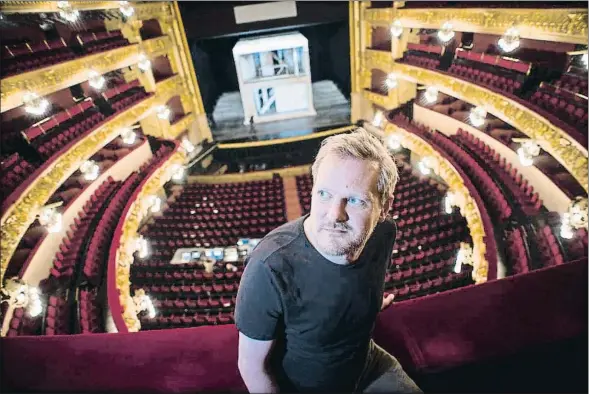  ?? XAVIER CERVERA ?? El director de escena Kasper Holten en el Liceu, con la escenograf­ía de Don Giovanni: una casa blanca giratoria sobre la que se proyectan imágenes