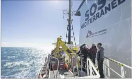  ??  ?? Les équipes de la « Search and rescue team » (SAR), préparant les bateaux qui, d’ici à quelques heures, sauveront des migrants d’une mort certaine.