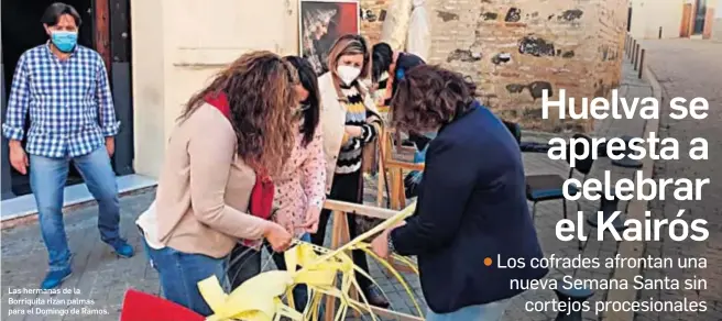  ?? LG ?? Las hermanas de la Borriquita rizan palmas para el Domingo de Ramos.