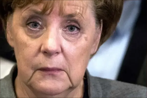  ?? FOTO AP ?? Een mistroosti­ge Merkel. De kans bestaat dat Duitsland opnieuw naar de stembus moet. Ook een minderheid­sregering is mogelijk.