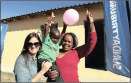  ?? Pictures: BONGANI MBATHA ?? Sunday Tribune reader Michelle McIntosh, who helped the family, with Songezo and Khanyisile Mbambo in front of their new house.