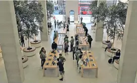  ??  ?? Der Apple-Store in der Londoner Regent Street ist einer der ersten mit dem neuen Architektu­rkonzept.