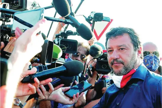  ?? REUTERS ?? El líder de la Liga, Matteo Salvini, se hace paso entre las cámaras en la localidad de Mondragone, a 70 kilómetros