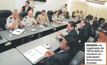  ??  ?? REUNIÓN. Los magistrado­s del TSE también se reunieron con autoridade­s de las Fuerzas Armadas.