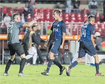  ?? REUTERS ?? A grito pelado. Herrera y Komar están por abrazarse. Tenaglia completa la escena en el Morumbi.