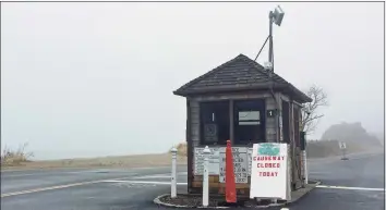  ?? John Breunig/Hearst Connecticu­t Media ?? The entrance to Greenwich Point in the fog on Thursday.