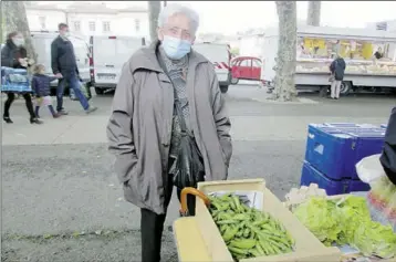  ??  ?? Francine la doyenne du marché, au fond sa fidèle 2cv rouge