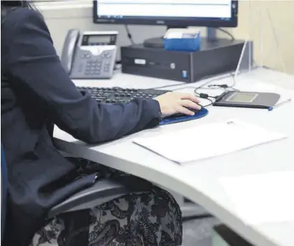  ?? EUROPA PRESS ?? Una empleada pública trabajando con un ordenador.