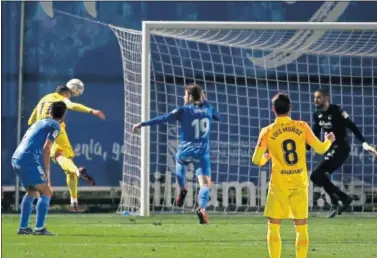  ??  ?? Yanis, del Málaga, remata solo en el primer gol del Málaga en su triunfo en el Torres.