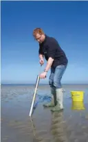  ??  ?? Pour faire les vers à la pompe, il faut l’enfoncer 10 cm dans le sable, la tenir fermement avec une main et tirer en force avec l’autre pour aspirer le sable.