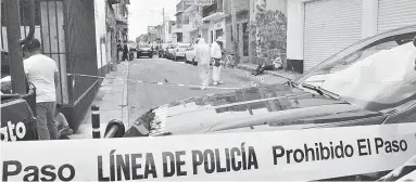  ??  ?? De dos camionetas bajaron siete hombres, los cuales comenzaron a disparar sin mediar palabras; de momento no hay ningún detenido.