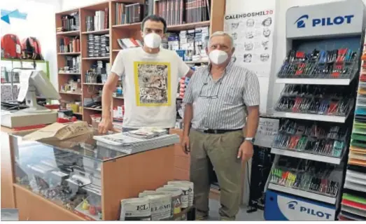  ??  ?? Juan García, padre e hijo, en la librería Plastilina, que volvieron a abrir el negocio tras dos semanas de confinamie­nto.