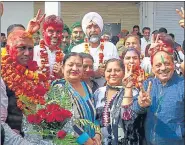  ?? SANJEEV KUMAR/HT PHOTO ?? Congress workers celebrate poll results in Bathinda, Punjab, on Wednesday.