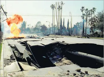  ?? Patrick Downs Los Angeles Times ?? SHAKING from an earthquake can cause land to behave like quicksand, causing the ground to fail. This occurred during the 1994 Northridge earthquake on Balboa Boulevard in Granada Hills, where a gas main was ruptured by lateral spreading and caught fire.