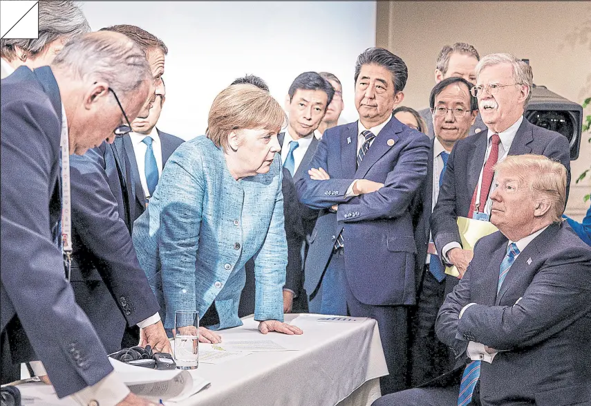  ?? Jesco denzel/reuters ?? Ante la mirada de otros líderes, Merkel se dirige a Donald Trump durante una reunión del G7 celebrada en Quebec, Canadá, en 2018