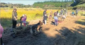  ?? PICTURE / SUPPLIED ?? Every man and his dog turned up to be part of Friday’s Arbor Day planting at Lake Gem.