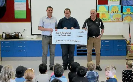  ?? EMMA JAMES/FAIRFAX NZ ?? Jason Hare, Qubik General Manager (left) and Gary Feeney, Waikato Milking Systems with Wayne Donnellon, Rotoo-Rangi School principal and the $2000 cheque.