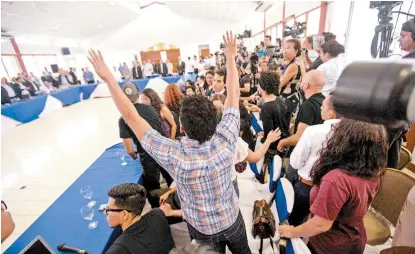  ??  ?? Líderes universita­rios del insurrecto Movimiento 19 de Abril encararon al presidente y lo acusaron de “genocidio”.