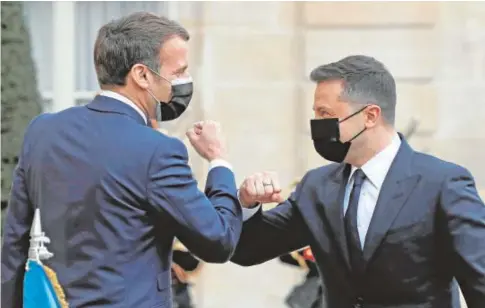  ?? REUTERS ?? El presidente francés, Emmanuel Macron, saluda a su homólogo ucraniano, Vladímir Zelenski