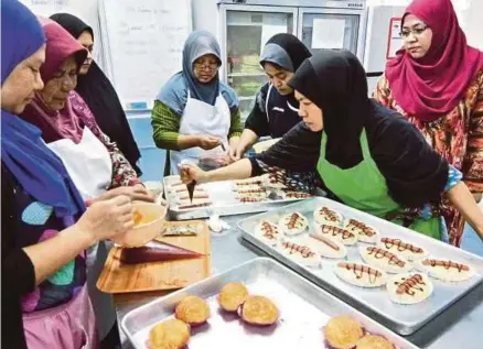  ??  ?? Mama Langat’s supervisor, Noorazizah Brahim (right), with her colleagues in Hulu Langat recently.