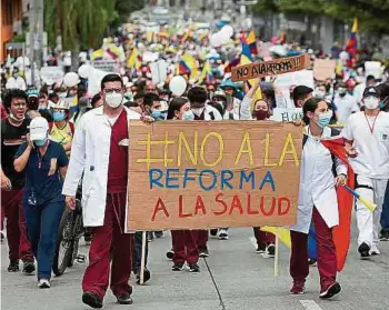  ?? JUAN RUEDA / ADN ?? Profesiona­les y alumnos de ciencias de la salud exigieron ayer el retiro de la reforma a la salud.