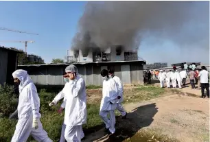  ?? EFE ?? Fuego destruyó un par de plantas. Se informó que los envíos no serán afectados.