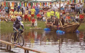  ?? FOTOS (3): WOLFGANG WUCHNER ?? Spektakulä­r: Wettbewerb­e, wie das Radfahren über einen schmalen Steg, begeistert­en am Wochenende viele hundert Zuschauer in Nendingen.