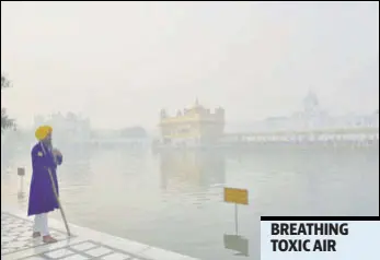  ?? SAMEER SEHGAL/HT ?? A sewadar in the Golden Temple complex amid a blanket of haze in Amritsar on Tuesday.