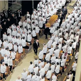  ?? REUTERES ?? Batas blancas. Cientos de chefs dieron el adiós a Paul Bocuse.