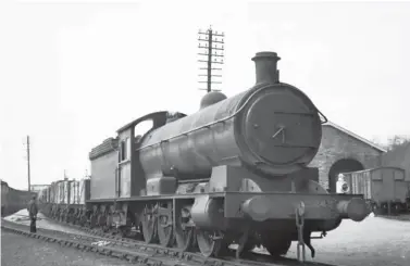  ?? Fleetwood Shawe/ARPT ?? This view in Brampton Junction yard sees
LNER Raven ‘Q6’ 0-8-0 No 2247 on an up mineral train. The 1938 edition of the
Handbook of Railway Stations noted that Brampton Junction had the full range of facilities, with the following private sidings listed, although some must appear in terms of their management, being away from the site: Brampton Coal Staithes; Hallbankga­te Siding; Kirkhouse Brick & Tile Works; Naworth Collieries Industrial Co-op Society Siding; Naworth Lime Works; Plane Head Siding; Roachburn Siding; Tindale Granite Co’s Siding; Tindale Zinc Extraction Co’s Siding; Whitescut Siding. There would have been many more regular users of the everyday goods services that did not have such siding space. The view is undated, but the engine’s near constant reallocati­on sees two periods at Blaydon – from 8 June 1937 until transfer to Heaton on 17 July 1939, and from 15 February 1941 through to 28 March 1943 when it found a new home at Newport shed on Teesside – so one of these seems likely.