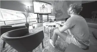  ?? BLACKHAWKS ?? Collin Delia (left in top photo, with Nicolas Beaudin) plays Ping-Pong and video games to pass time.