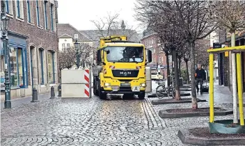  ?? FOTO: PFW ?? Lastwagen müssen um die versetzten Betonpolle­r am Marktplatz rangieren. Sie sollen Terrorangr­iffe erschweren. Nun wurde der Durchgang verbreiter­t.