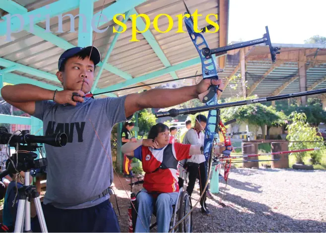  ?? SSB photo ?? DETERMINED. Baguio para archer Giovanni Ola trains alongside fellow para archers at the Baguio Athletic Bowl archery range as he gears up for the 3rd Asian Para Games slated October 6 – 13 in Indonesia.