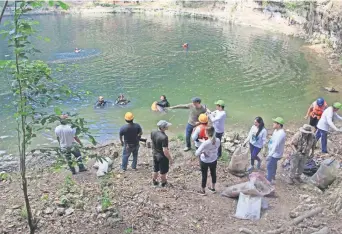  ??  ?? Cerca de 80 voluntario­s y miembros de las fundacione­s Bepensa y Actinver realizaron la limpieza de los cenotes en Yucatán. Los participan­tes sacaron con equipo de buceo hasta material para hacer brujería.