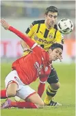  ?? FOTO: DPA ?? Zweikampf: Yoshinori Muto (vorne) und Sokratis.