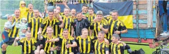  ?? FOTO: HOG ?? Atletico Oberstadio­n feiert vor dem Mannschaft­swagen im strömenden Regen den Gewinnn des Winkelturn­iers.