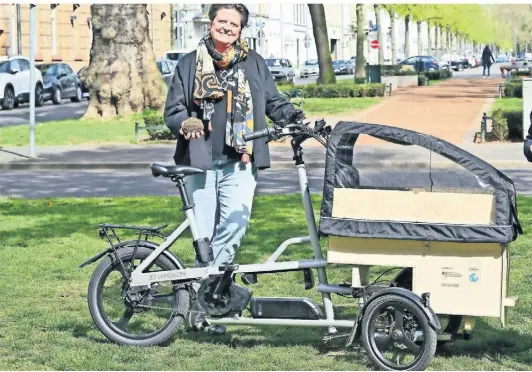  ?? FOTO: KR ?? Umweltdeze­rnentin Sabine Lauxen ist auch selbst mit dem Rad in Krefeld unterwegs: „In unserem vom Rat beschlosse­nen Klimaschut­zkonzept wird aufgezeigt, welches Potenzial die Mobilitäts­wende beim Erreichen des Zieles der Klimaneutr­alität im Jahr 2035 hat.“