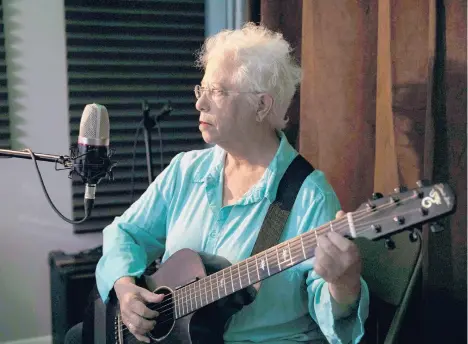  ?? EVE EDELHEIT/THE NEW YORK TIMES ?? Janis Ian plays her guitar on Jan. 4 at a recording studio in Florida. At 70, the singer-songwriter has released her final album,“The Light at the End of the Line.”