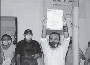  ??  ?? Gaspar Ventura Cisneros Polanco, del PAN-PRD-Panal, celebra con la constancia de alcalde electo de Umán