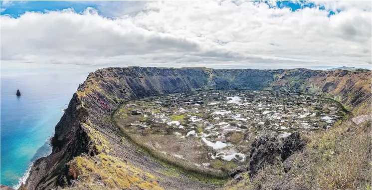  ?? — GETTY IMAGES ?? Panoramic view of the volcanic crater of Rano Kau on Easter Island (Rapa Nui), Chile.