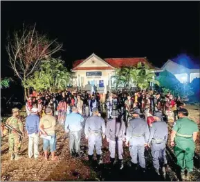  ?? POLICE ?? Border patrol forces stopped 95 migrant workers from illegaly crossing into Thailand in Banteay Meanchey province on April 23.