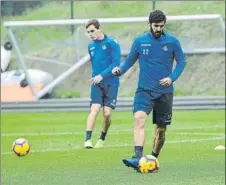  ?? FOTO: UNANUE ?? Raúl Navas conduce el balón, con Bautista de fondo