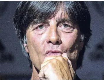  ?? FOTO: DPA ?? Der Bundestrai­ner in Denkerpose: Joachim Löw auf dem Podium bei einer Pressekonf­erenz des DFB.