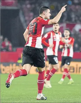  ?? FOTO: RAFAEL TORO (LOF) ?? Gol de Guruzeta El delantero celebra el tanto que marcó en Sevilla